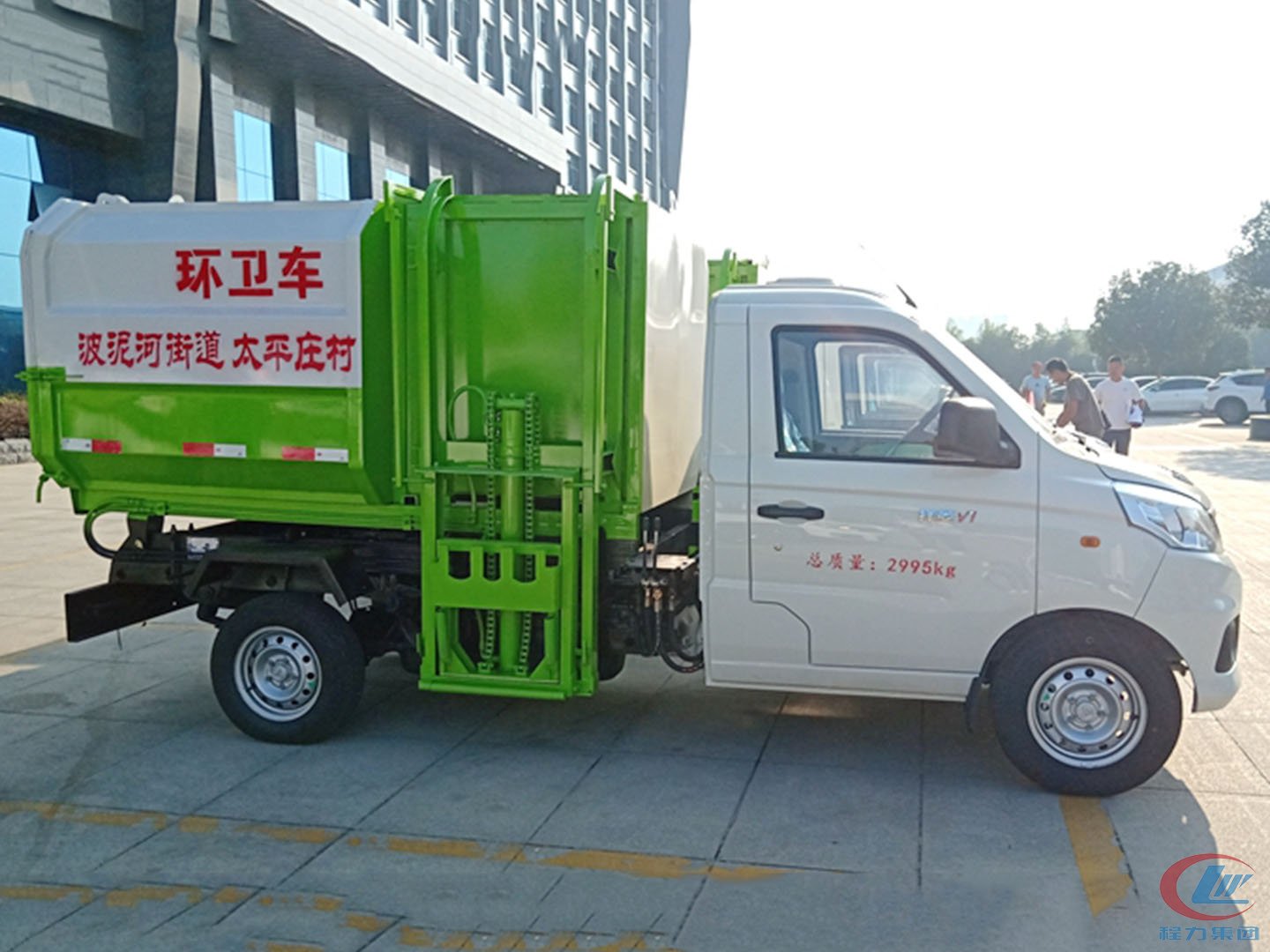 凯时优质运营商集团国六福田挂桶垃圾车批量发车